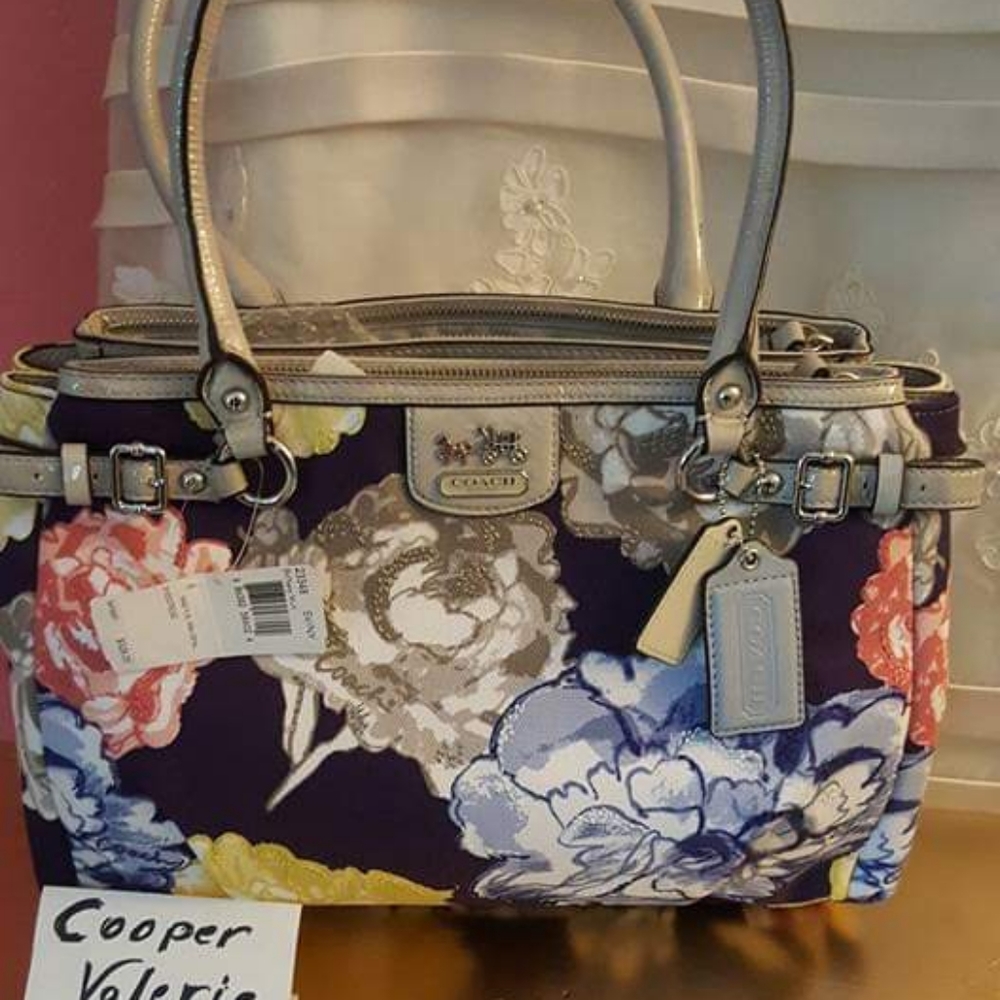 Gorgeous NEW COACH purse